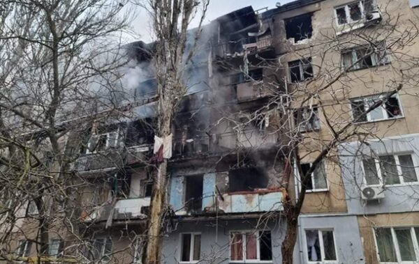 У Миколаєві обстрілом пошкоджено навчальний заклад і багатоповерхівку