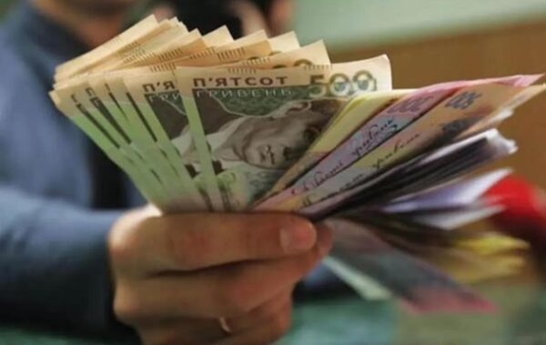 У січні середня зарплата в Україні скоротилася на 9,5% – Держстат