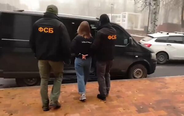 У Волновасі росіяни затримали 18-річну українку “за державну зраду”