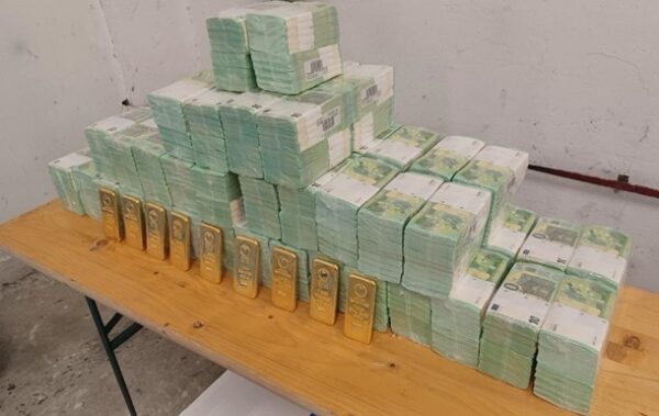 В ЄЦБ пояснили, чим загрожує захоплення Угорщиною готівки України