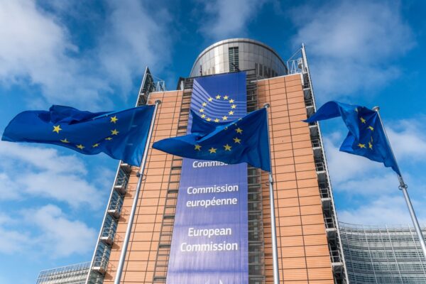 ЄК вимагає пояснень від Угорщини щодо “зливу” інформації Росії