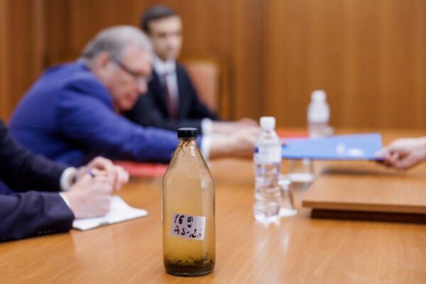 Забруднення Дністра: Молдова вручила дипломату РФ пляшку води з річки