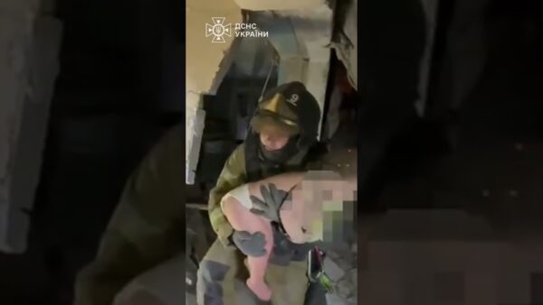 ОДЕСА.ДИТИНА З-ПІД ЗАВАЛІВ.Це ціна російського«миру».росія цілить у гуртожитки,а ми рятуємо немовлят