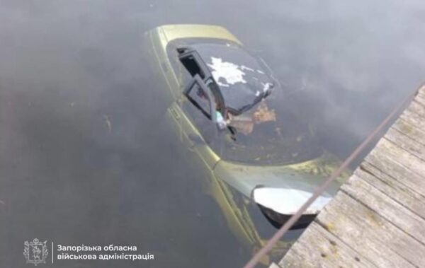 На Запоріжжі вибухова хвиля відкинула авто у річку, є жертва