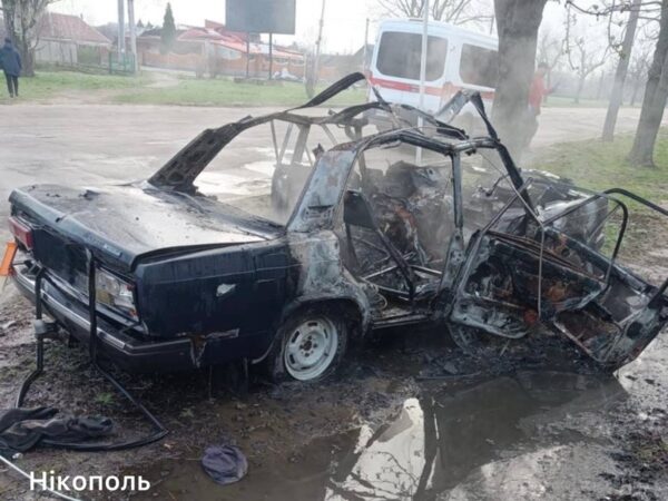 РФ вдарила дроном по авто у Нікополі, троє поранених