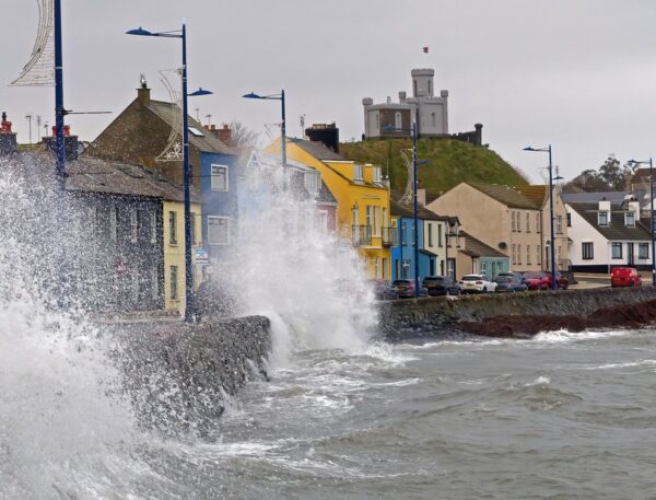 Шторм Дейв залишив тисячі домівок в Ірландії без світла