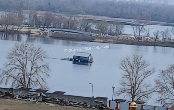У Києві помітили плаваючий будинок